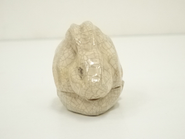  楽吉造　貫入兎香合（共箱）